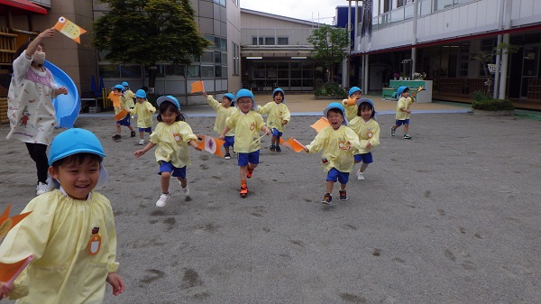 こいのぼりを飛ばしたよ(年少組)