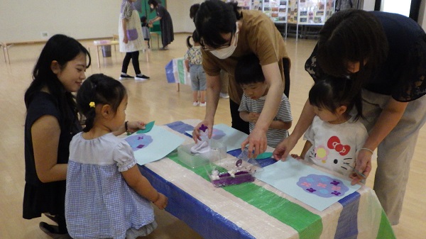 親子らんど「作ってあそぼう～あじさいとかたつむりを作るよ」