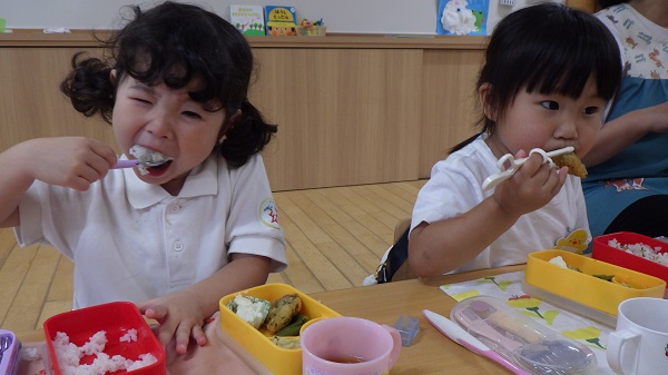 みんなで食べるとおいしいね！（ひよこ組）