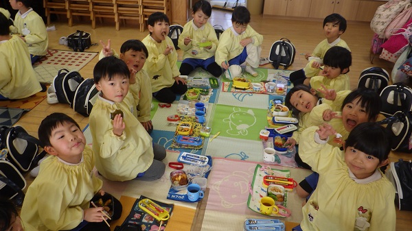 一緒にお弁当を食べたよ♡(りす組・さくら組)